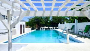 Hồ bơi trong/gần See Belize WATERSIDE Sea View Apt for 6 with Kitchen, Balcony, Infinity POOL & Overwater Deck, 2nd Floor