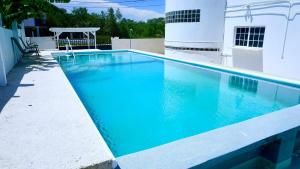 Hồ bơi trong/gần See Belize WATERSIDE Sea View Apt for 6 with Kitchen, Balcony, Infinity POOL & Overwater Deck, 2nd Floor