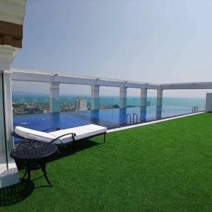 een balkon met een zwembad bovenop een gebouw bij ห้องใหม่ใกล้ทะเล in Jomtien Beach