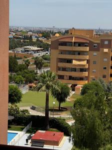 サン・ファン・デ・アスナルファラチェにあるVonitas vistas a Sevillaのヤシの木の景色