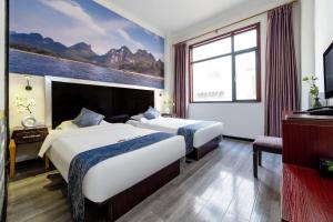 Postel nebo postele na pokoji v ubytování Guilin Mingyuan Boutique Hotel