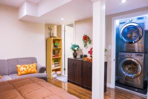 阿贾克斯House in Ajax的客厅配有洗衣机和沙发。