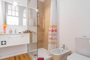 Un baño con ducha, inodoro y lavabo. en LV Premier Apartments Baixa- FI, en Lisboa 19 fotos más