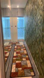 Ένα ή περισσότερα κρεβάτια σε δωμάτιο στο Charming Apartment with Balcony