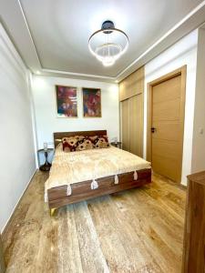 シディ・ラハルにあるSeaside escape beautiful garden apartmentの部屋の中に大きなベッドがある寝室