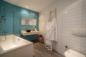 A bathroom at Med-Inn Hotel Még 37 kép