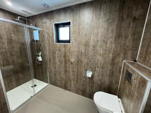 un bagno con wc e doccia di De IJssel Eilanden Chalet Laguna Kampen mit Zaun Nr 754 a Kampen Altre 17 foto