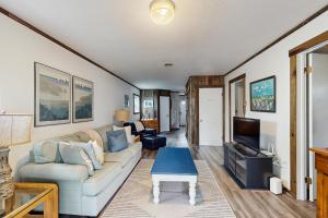 ベサニービーチにあるTown of South Bethany --- 308 W 6th Stのソファとテレビのあるリビングルーム