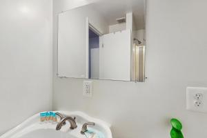 ベサニービーチにあるTown of South Bethany --- 308 W 6th Stの洗面台と鏡のあるバスルーム +17枚の写真