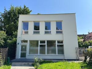 Casa blanca con puerta y ventanas en Mololo Art Hostel, en Sopot