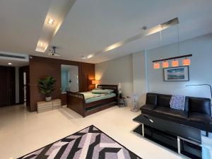 北芭堤雅Beachfront Luxe with Pool Access and Terrace的带沙发和床的客厅 更多18张照片