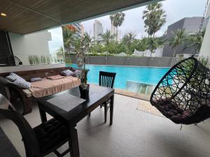 Beachfront Luxe with Pool Access and Terrace内部或周边的泳池