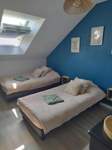 Posteľ alebo postele v izbe v ubytovaní Chambre chez particulier proche circuit 24h