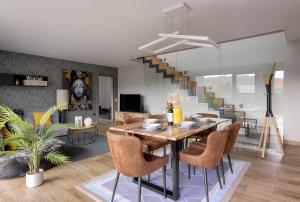 a dining room and living room with a table and chairs at Casa con Vistas al Paisaje y Encanto en el Corazón del País Vasco,España in Mungia