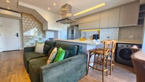 un soggiorno con divano e cucina di BookSantos Unlimited 905 Duplex com Linda Vista Mar a Santos