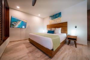 Postel nebo postele na pokoji v ubytování Luxury 2 Bedroom Condo - Infinity Pool at AWA Residences in Playacar, AWA 107