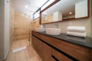 Koupelna v ubytování Luxury 2 Bedroom Condo - Infinity Pool at AWA Residences in Playacar, AWA 107