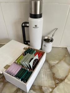 una scatola di pennelli e una macchina per il caffè di Astur Patagonia a Trelew Altre 7 foto