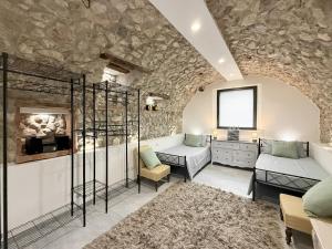 1 dormitorio con 2 literas y pared de piedra en Antica Dimora Polpenazze, en Polpenazze del Garda