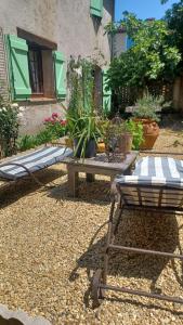 un patio avec deux lits et une table avec des plantes dans l'établissement Gîte Naphina, mer à 2.5 km, à La Croix-Valmer 11 autres photos