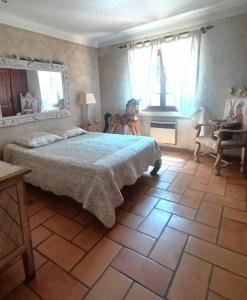 une chambre avec un grand lit et deux fenêtres dans l'établissement Gîte Naphina, mer à 2.5 km, à La Croix-Valmer