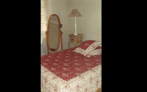 une chambre avec un lit et un miroir dans l'établissement Gîte Naphina, mer à 2.5 km, à La Croix-Valmer