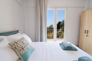 Ένα ή περισσότερα κρεβάτια σε δωμάτιο στο Glyfa Beach Haven by CorfuEscapes