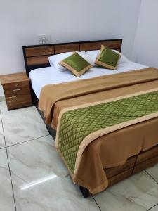 Postel nebo postele na pokoji v ubytování Ponnus Residency