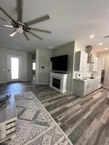 un salon avec un ventilateur de plafond et une cheminée dans l'établissement Beautiful New construction home - New Pool & Spa!, à Lake Havasu City