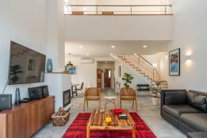 Ruang duduk di LV Premier LA2 pool, AC, garden, sea view