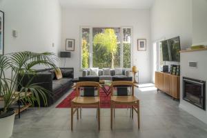 Ruang duduk di LV Premier LA2 pool, AC, garden, sea view