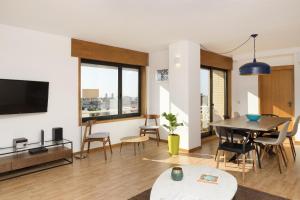 a living room with a table and chairs and a tv at LV Premier Marques MQ2 in Porto