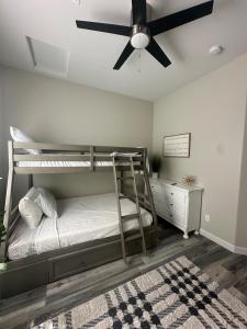 - une chambre avec des lits superposés et un ventilateur de plafond dans l'établissement Beautiful New construction home - New Pool & Spa!, à Lake Havasu City 69 autres photos