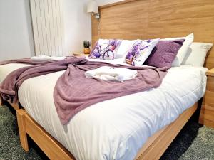 Una cama grande con un perro blanco acostado en ella en Sweet Rose Guest House Room 5, en Oxford 9 fotos más