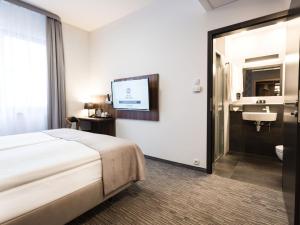 Postel nebo postele na pokoji v ubytování Best Western Hotel Mariacki Katowice