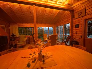 una sala da pranzo con tavolo in legno in una cabina di Kampus Sippola a Sippola