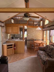 Η κουζίνα ή μικρή κουζίνα στο Vintage Voyager on Black Lake