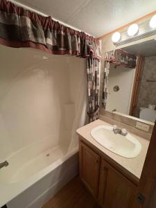 Ένα μπάνιο στο Vintage Voyager on Black Lake