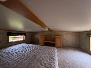 Ένα ή περισσότερα κρεβάτια σε δωμάτιο στο Vintage Voyager on Black Lake +5 φωτογραφίες