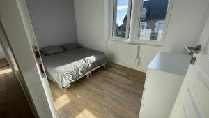 En eller flere senge i et værelse på maison de ville