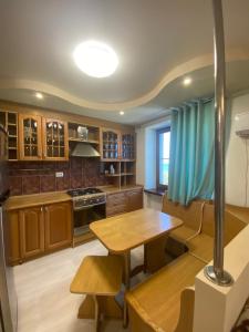 une cuisine avec une table en bois et une salle à manger dans l'établissement Квартира с видом на море, à Tchornomorsk 10 autres photos