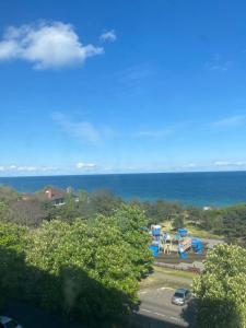 une vue d'un parking à côté de l'océan dans l'établissement Квартира с видом на море, à Tchornomorsk