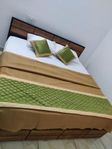 Postel nebo postele na pokoji v ubytování Ponnus Residency