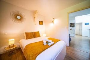 a bedroom with a bed with two towels on it at Le Ballanais - Parking - Netflix in Ballan-Miré
