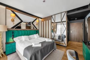 ザコパネにあるRysy Boutique Aparthotelのベッドルーム(大型ベッド1台、緑のキャビネット付) +18枚の写真