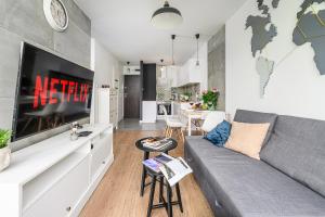 Televisyen dan/atau pusat hiburan di Lumina bright apartments in Warsaw