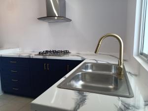 Kuchyň nebo kuchyňský kout v ubytování 2-bedroom apartment
