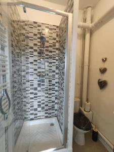 ein Badezimmer mit Dusche mit Glastür in der Unterkunft L'Escale Botanique in Évreux + 23 Fotos
