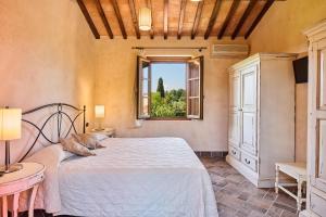 A bed or beds in a room at Borgo San Giusto