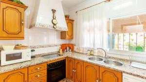 Kuchyňa alebo kuchynka v ubytovaní Casa Rural Casa Mama Encinarejo by Ruralidays + 16 fotografií